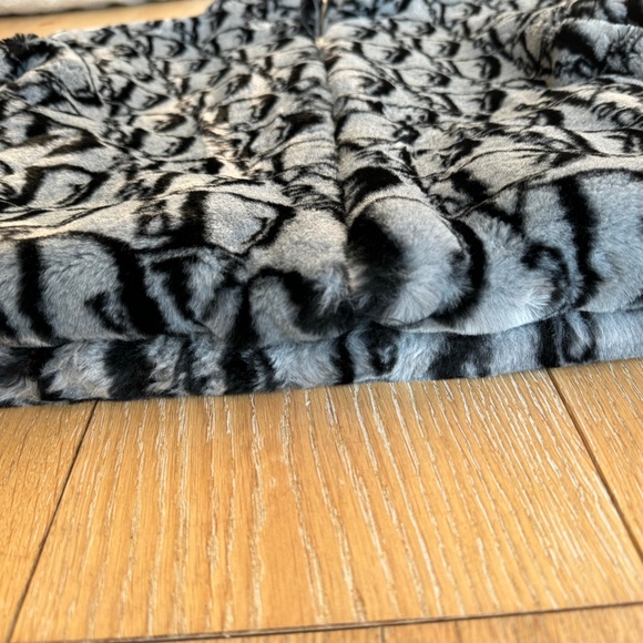 VanDior Faux Fur Jacket - Picture 4 of 12